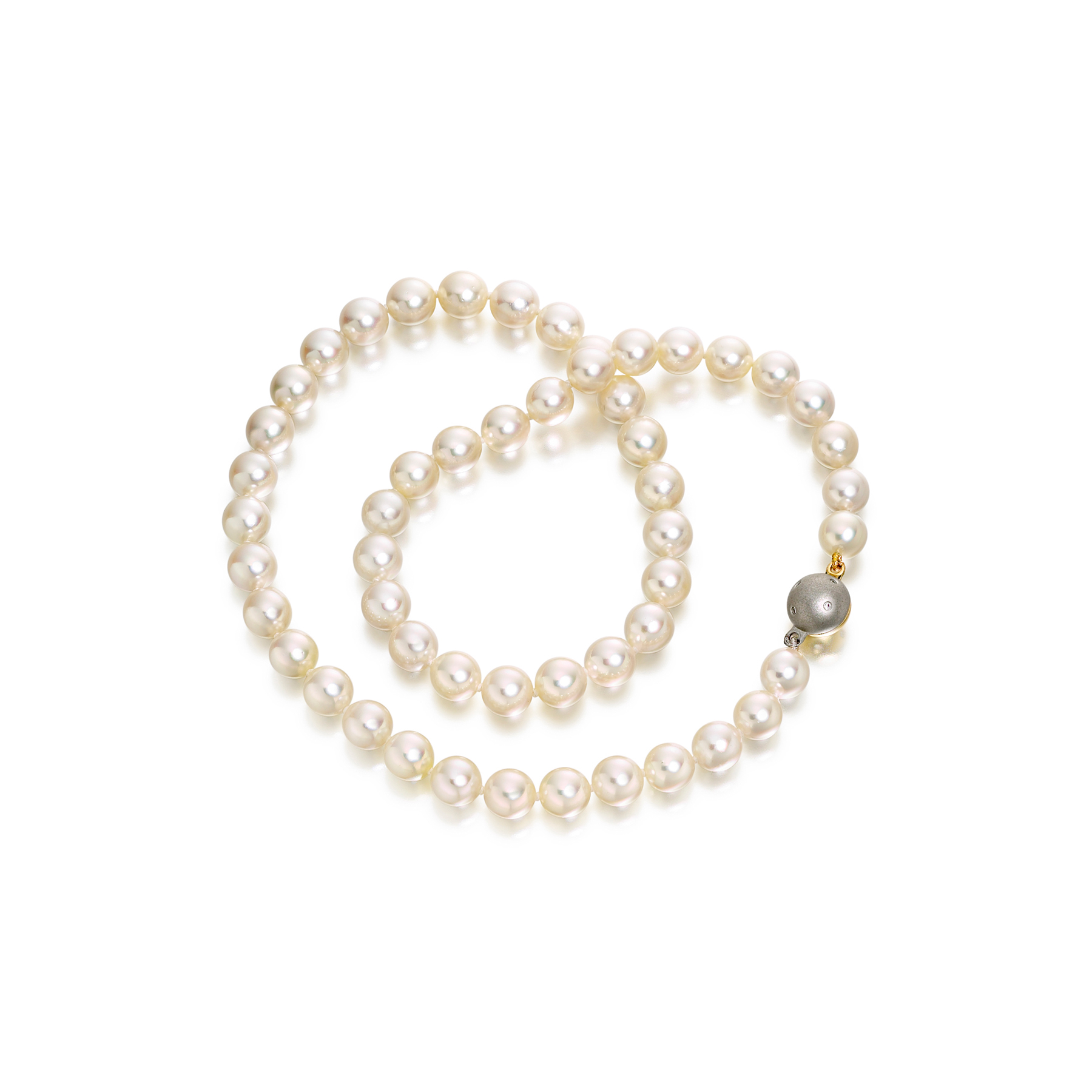 Single row pearl necklace